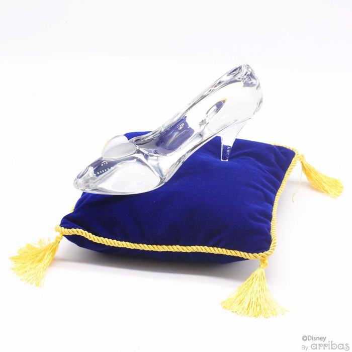 Photo du soulier de cendrillon avec son support